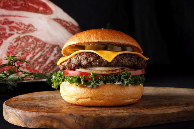 肉汁滴るうまさメジャー級！日米の文化が融合した和牛バーガー誕生