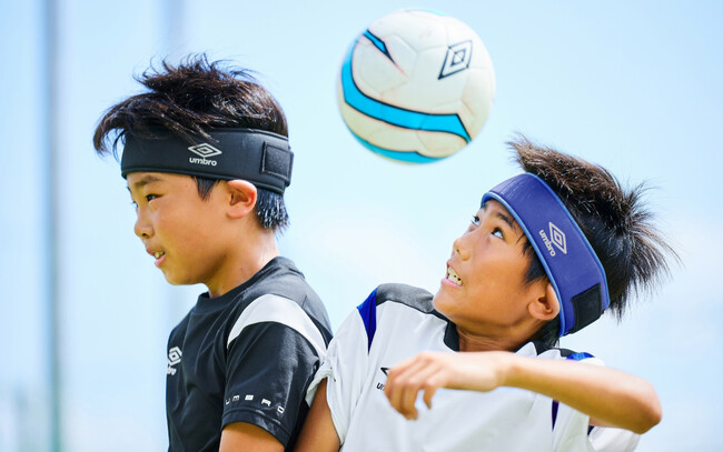 『アンブロ』の頭部への衝撃を緩和することを目的としたサッカー用ヘッドバンド「プロテクトヘッドバンド」に新色登場