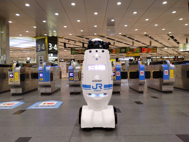 JR西日本の駅にて警備ロボット「SQ-2(エスキューツー)」が運用開始　鉄道駅構内では初、大阪・関西万博期間での導入