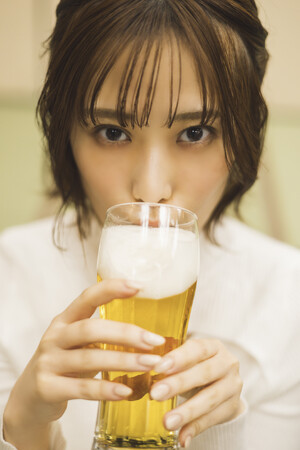 夏吉ゆうこ初の写真集から、お酒を嗜む新たな先行カットが解禁!