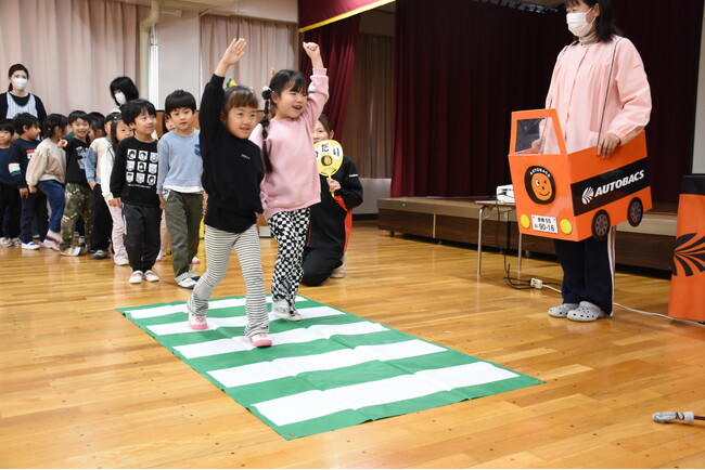 「ドライバーの目を見てから横断」新1年生に豊橋市とクライムが交通安全教室を実施