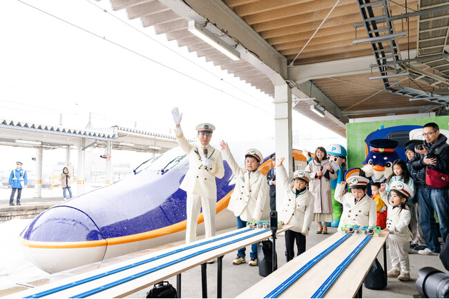 日本初！山形新幹線Ｅ８系「つばさ」と“プラレール”「つばさ」が同時出発する、夢の共演が実現！子どもから大人まで鉄道&プラレールファンがJR米沢駅に集結し、特別イベントを開催しました！