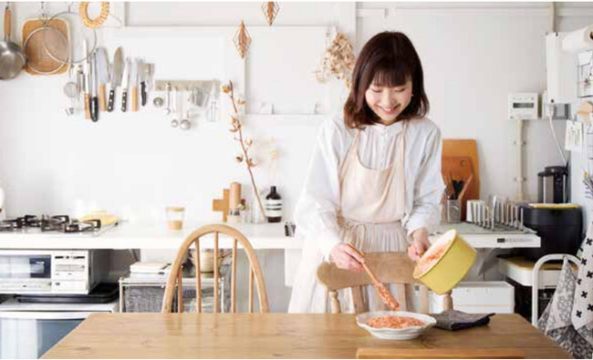 人気料理家・倉嶋里菜による、日常のちょっとした心身の不調を、食事でととのえるためのレシピ集『ちょっと具合のよくないときのごはん』が日東書院より3月22日発売
