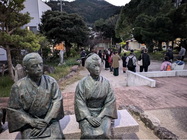 小泉八雲が再話した「怪談」ゆかりの地を訪ねる人気企画の豪華版『松江ゴーストツアーin隠岐』のツアー参加者の募集が始まりました。