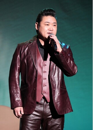 村木弾が東京・けやきホールでデビュー10周年記念ソロライブ