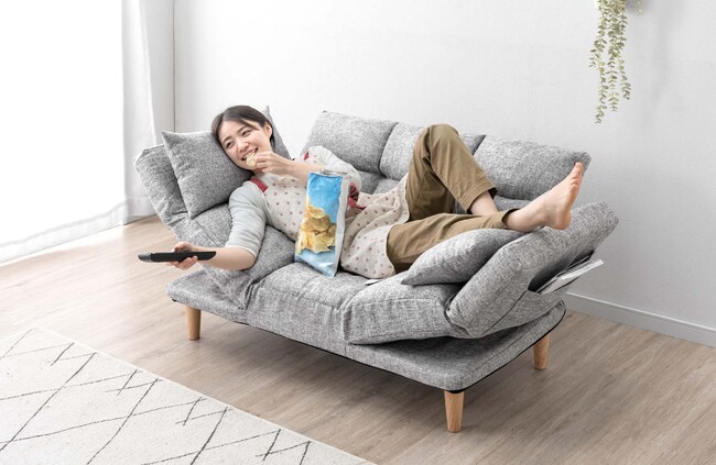 本能のままの寛ぎ姿勢を実現する『ずぼらソファ』登場！他に類を見ない機能「座面リクライニング」であらゆる体勢に対応