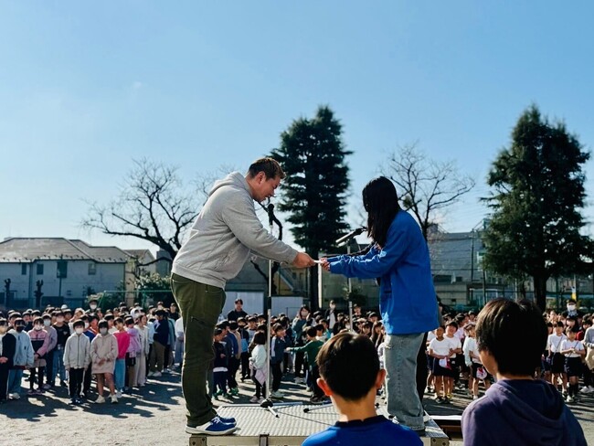 能登復興支援を続ける「LOVE EAST」が、東京・日野市立日野第三小学校から寄付金を受領。2024年11月に同校で行った被災地での活動についての講演が、児童の災害復興支援活動への興味のきっかけに