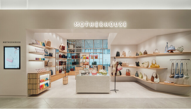 3月24日に開業した広島駅ビル「ミナモア」に、中国地方2店舗目となるマザーハウスの新店がオープン