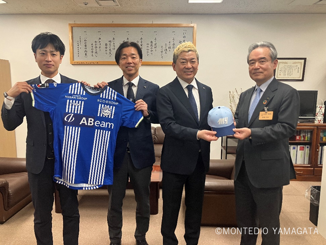 山形県内の新小学一年生全員にモンテディオ山形のオリジナルキャップを贈呈～山形県教育委員会で開催された贈呈式に参加～