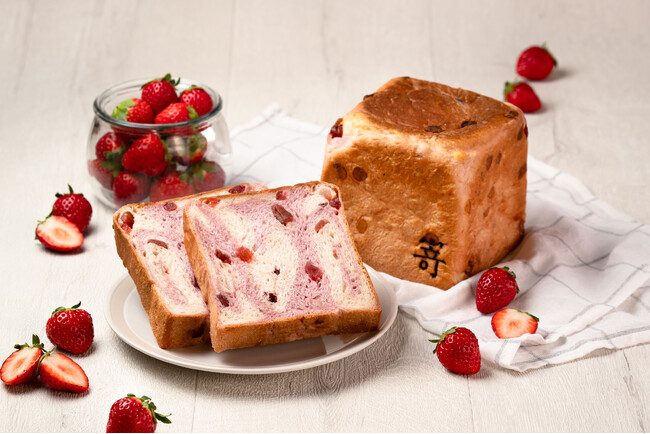 見た目も華やかな「いちごミルク食パン」4月限定販売