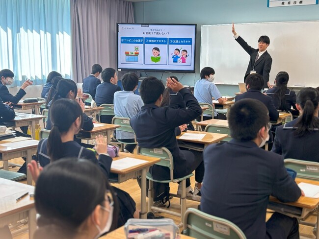 金融教育プロジェクト「ABCash for School」の一環として中学３年生153人に向け「理想の高校生活を送るために知っておきたいお金の話」がテーマの特別授業を実施