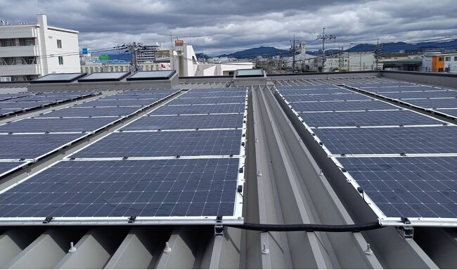 広島初！深川医療器がペラペラ太陽光を採用　海沿いの課題を解決し、年間3.15トンのCO2削減へ