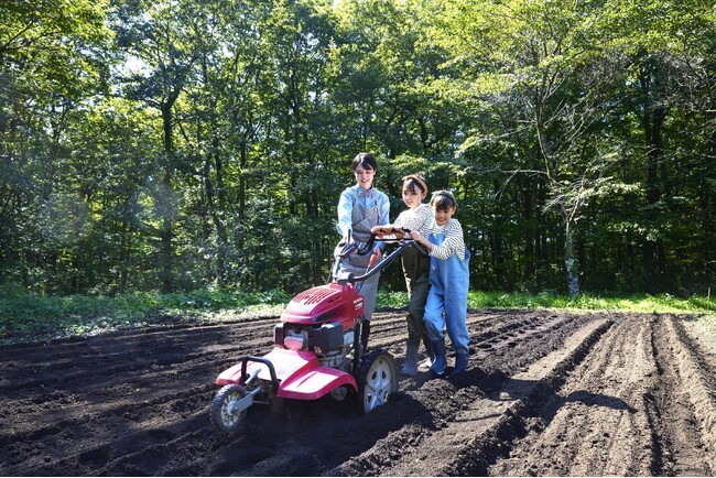 【リゾナーレ那須】畑の土づくりから野菜の収穫、実食までを体験する「Farmer's Academy～夏休みの自由研究～」開催