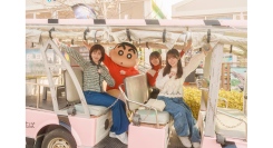 ニジゲンノモリ「クレヨンしんちゃんアドベンチャーパーク」 土日祝限定「ふたば幼稚園トラム」乗車記念オリジナルステッカー 3月29日（土）より期間限定で配布開始