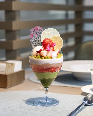 【アルマーニ / カフェ 表参道】春の訪れを味わう、4月限定「春色桜、いちご抹茶パフェ」
