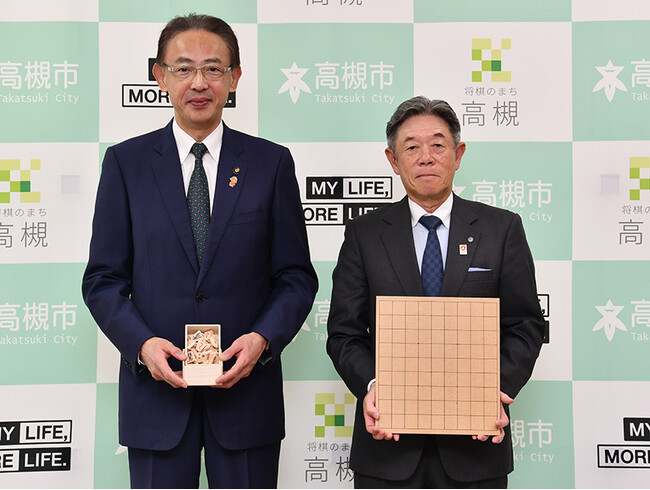 岩谷産業株式会社が高槻市立の学童保育室に将棋駒と将棋盤を寄贈