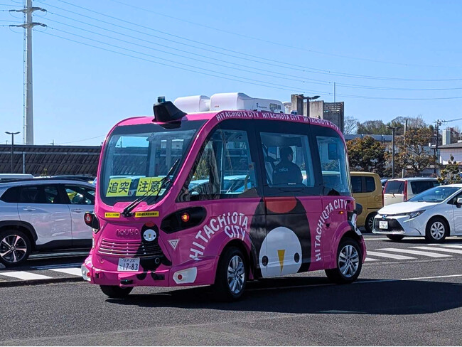 世界初のスマホ連動型生成AIコンシェルジュ搭載！マクニカの自動運転EVバスが茨城県常陸太田市で始動 - カサナレの生成AIコンシェルジュが移動を革新