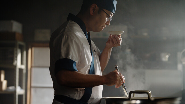 一軒一軒が製麺所。麺職人が日々粉から打つうどんをもっとおいしく　この春、丸亀製麺の“だし”が新しく※１　2025年4月4日（金）・5日（土）2日間限定 こだわりの“だし”を無料配布
