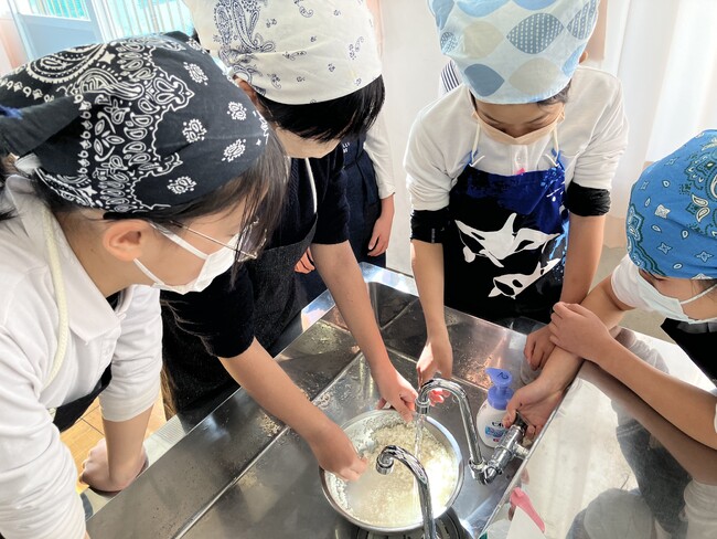 “地産地消”“子どもたちにおいしいごはんの提供”を目指す奈良県三宅小学校で「おいしいごはんの炊き方」をテーマにした特別出張授業を実施