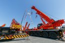 活躍するクレーン車 活躍するクレーン車