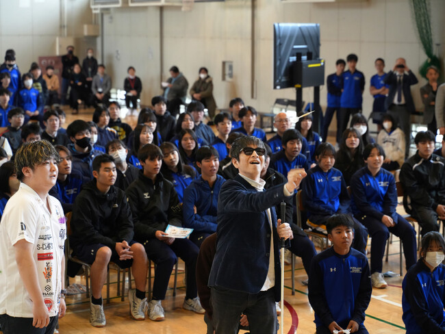 公立中学校のパラスポイベントで「ダーツ」、生徒がデフリンピアンや全盲シンガーと一緒にダーツ