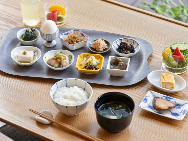 季節の移ろいを日替わりで楽しむ贅沢な朝。料亭「日本橋浅田」で味わう本格和朝食～人気の小鉢メニューを一新～