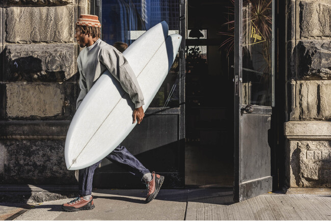 サーフィンを中心にしたアメリカ東海岸のアクティブなライフスタイルをNYのカルチャーというフィルターを通して提案する《Pilgrim Surf＋Supply》とのコラボレーション　4月2日（水）発売