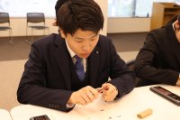 三菱鉛筆恒例　ユニーク入社式　第18回『鉛筆けずり入社式』を実施