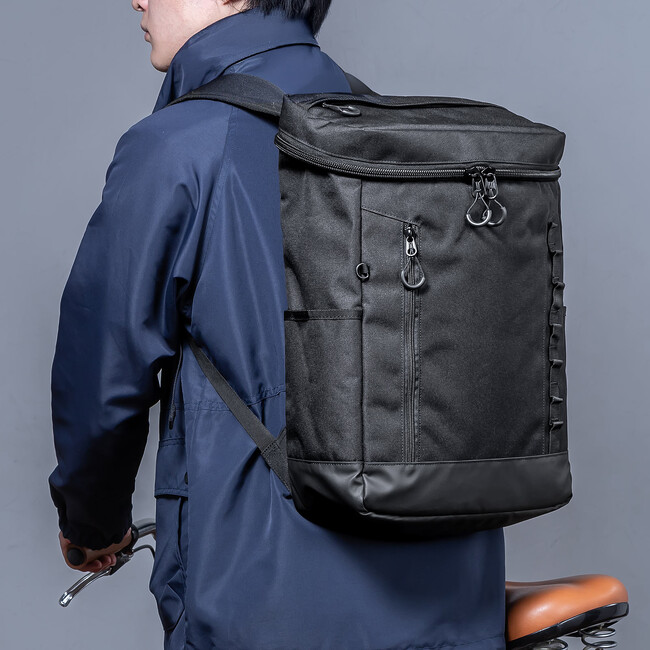 ロゴのないシンプルなデザインの大容量スクエアリュックを発売