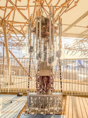 大阪・関西万博 シグネチャーパビリオン「いのちの遊び場 クラゲ館」で、パソコン・リサイクルを通じて製作した「転生オルガン」を展示