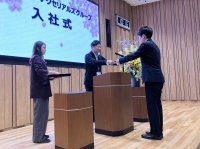 【デクセリアルズ】デクセリアルズグループ「2025年度入社式」36名が入社