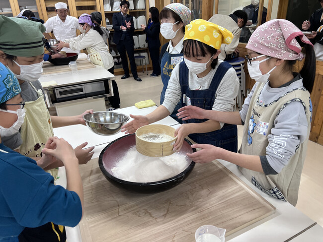 トリドールHD、うどん教室を通じて次世代への“食”育と日本文化を伝える