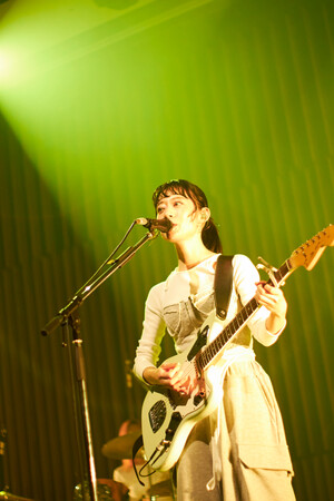 羊文学、新曲「未来地図2025」初披露！ 「TAKANAWA GATEWAY CITY」まちびらきに合わせてスペシャルライブを実施【オフィシャルレポート】