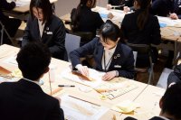 AQ Group「匠の心と環境をつなぐ」入社式
「カンナ削り」と「アスナロ」植樹で“未来への循環”を伝える