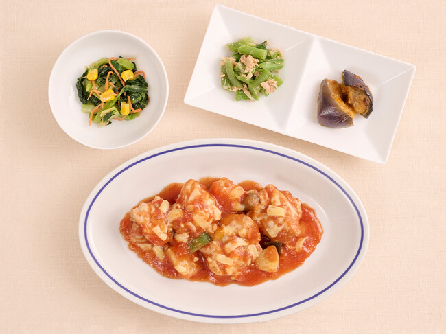 初夏にぴったりな爽やかな味わいの「グリルチキンと野菜のトマトソース」が4月7日(火)に新登場