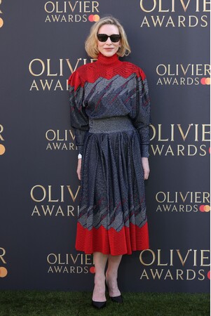 【ルイ・ヴィトン】ケイト・ブランシェット、ローレンス・オリヴィエ賞の授賞式にルイ・ヴィトンを着用