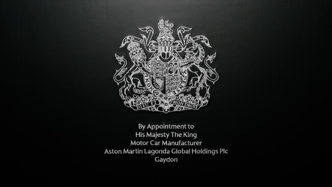 アストンマーティン、新たな英国王御用達紋章を導入