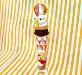 メガ盛りコッコちゃんパフェ メガ盛りコッコちゃんパフェ