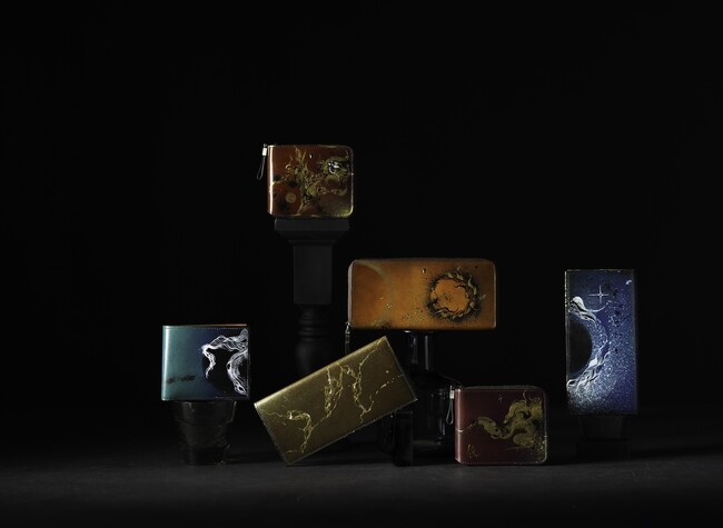 【レザーとアートの出会い】yuhaku Ginza Galleryで現代アーティスト結琥氏の個展開催。革小物に直接ペイントを施したアートシリーズなどを展示・販売いたします。