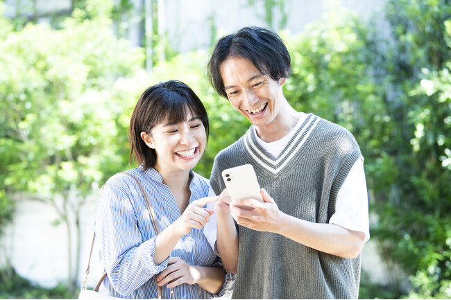 【オミカレ婚活実態調査】旅行費用はどっちが負担する？男性全額負担はバブルの価値観！？「旅行で仲を深めたい」男性と「信頼関係ができてから旅行したい」女性の意識差とは