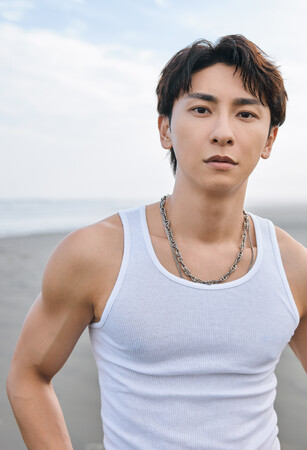 先行3カット解禁！話題のノンフィクションエッセイ刊行のAAA・與真司郎がヘルシーな肉体美を披露 　ノンフィクションエッセイ『人生そんなもん』4 月16日発売