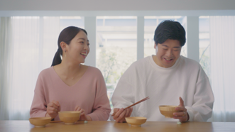 意外と知らない？大切な人が“一番好きなみそ汁”のこと。「ほんだし(R)」60g瓶 復刻デザイン 発売記念ムービー　味の素(株)「ほんだし(R)」、「二人のみそ汁会議」公開