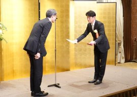 受賞を受ける平山代表 受賞を受ける平山代表