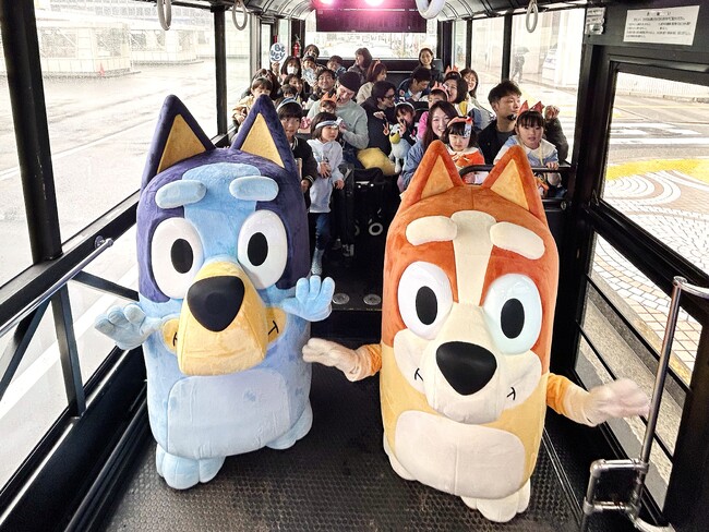 世界的人気アニメ「ブルーイ」が日本にやってきた！バスツアーを実施！