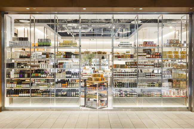 選ぶ楽しみを贈る「DEAN & DELUCA ギフトカタログ」にウェディングギフトシリーズが加わり、全国の結婚式場で取り扱いを開始します。