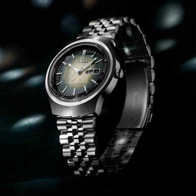 TIMEX＜タイメックス＞から、多面カットを施したアクリル風防に魅惑のサンバースト状のダイアルをまとった1970年代末の復刻時計＜リイシュー キュー タイメックス デグラーデ＞が4月25日に発売！