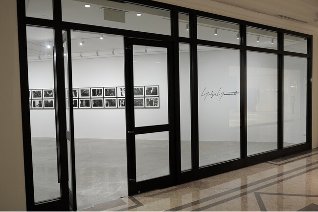 Yohji Yamamoto、シンガポールにて期間限定ストアとフォトグラファーTAKAYによる特別展示を開催