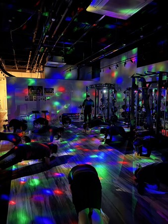 【話題のHIITイベントで脂肪を燃やせ！】誰でも参加可能！BEYOND 小山店で暗闇HIITを4月27日に実施！