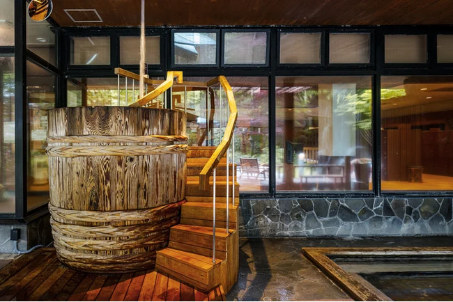 深さ150cm！巨大樽水風呂で、ととのう迄の巨大な一歩を体感！