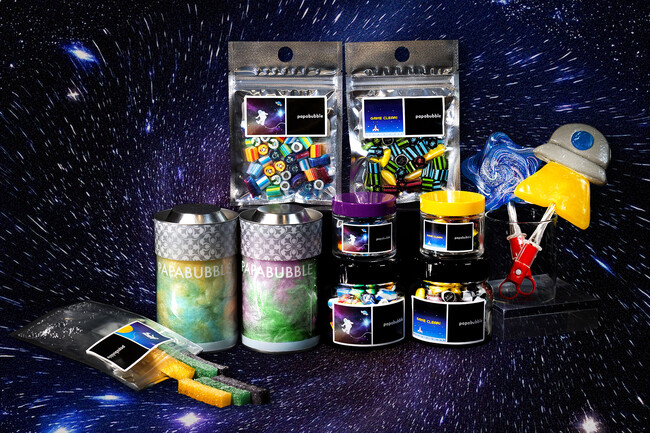 隠し絵柄のキャンディや光るロリポップなど子どものころに心を奪われた不思議な世界をお菓子で再現！PAPABUBBLEの宇宙シリーズ　4月17日より発売